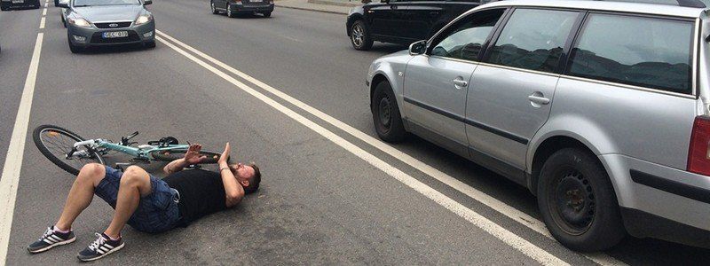 Возле Нового моста автомобиль сбил велосипедиста