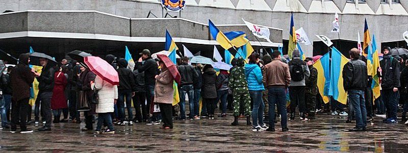 Носилки, плакаты и флаги под дождем: что происходит под Днепровским горсоветом