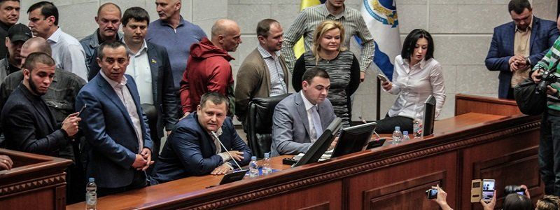 Клоуны, пузыри и политическая смерть: сессия горсовета в лицах и цитатах