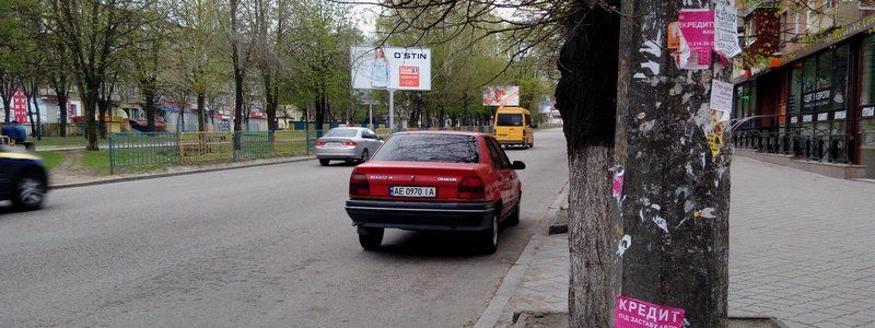 Счастливчик: на проспекте Поля машина врезалась в столб