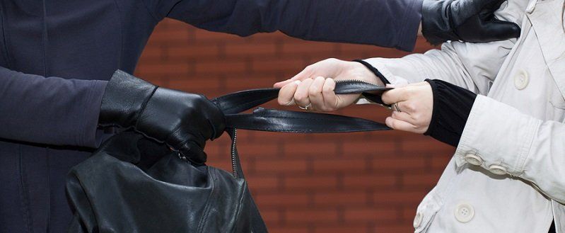 В Днепре мужчина ограбил девушку и пытался убежать от полиции