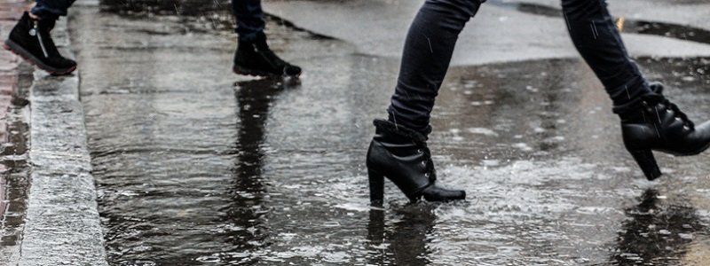 Не забудьте зонт: в Днепр вернулись холод и дождь со снегом