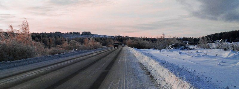 Борьба с непогодой: на трех трассах Днепропетровской области возобновили движение