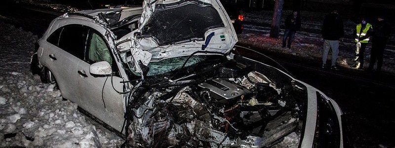 Форсаж по-днепровски: на Поля водитель Infiniti влетел в столб и сбежал с места ДТП