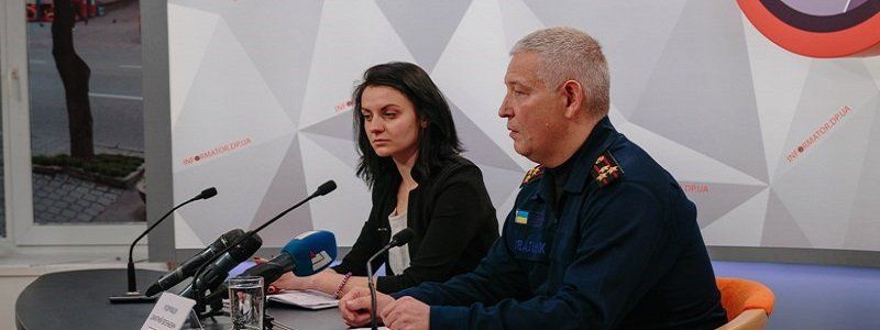 Более 2 тысяч звонков, деревопад и машины в сугробах: итоги непогоды в Днепре и области