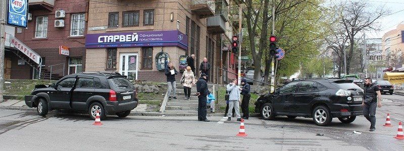 Спешка до добра не доводит: в центре Днепра столкнулись две иномарки