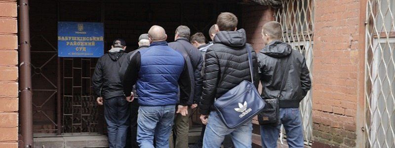 Крики, полиция и толпа людей: что происходило в Бабушкинском суде Днепра