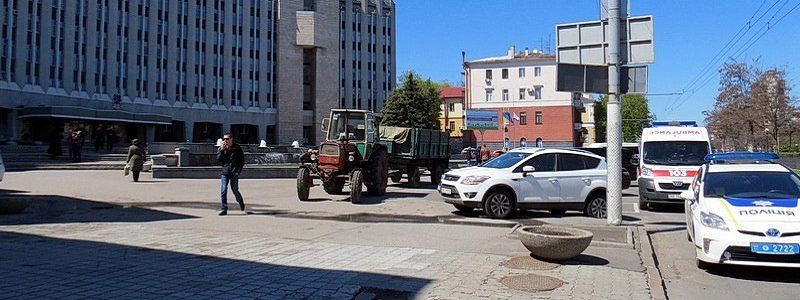 Скорая у горсовета и порванный пиджак: заместитель Бориса Филатова подрался с экс-директором ЖЭКа