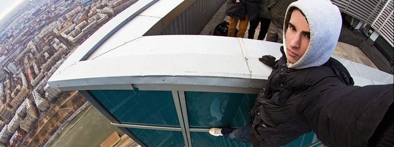 Феномен kill-selfie: почему подростки фотографируются в опасных местах