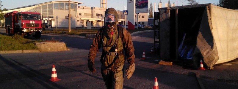 Авария на Павлова: перевернулся грузовик с химической жидкостью