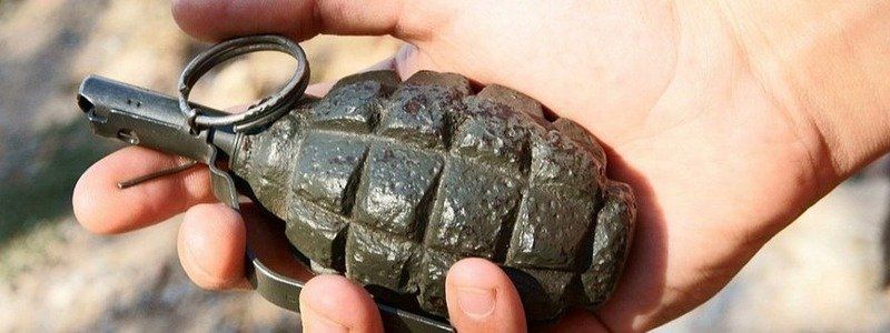 В Днепре возле "Озерки" полиция задержала мужчину с боевой гранатой