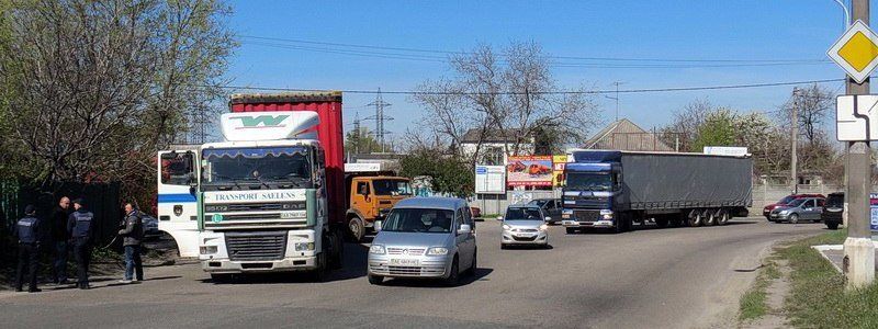 ДТП на виадуке: столкнулись фура и легковой автомобиль