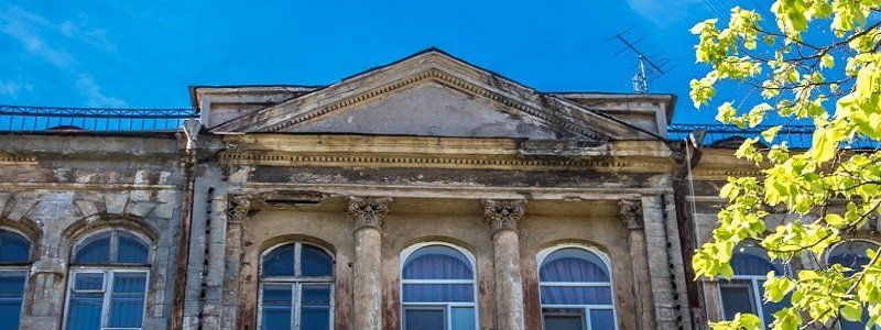 Лепные львы и безрукая муза: история одного дома в центре Днепра