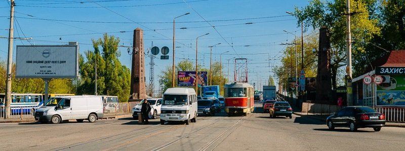 Огромные пробки на Старом мосту в Днепре: все, что нужно знать