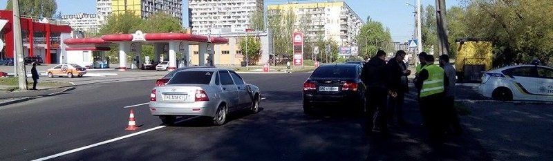 На Победе столкнулись Chevrolet и Lada: образовалась пробка