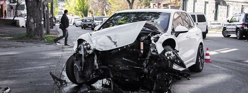 Серьезное ДТП в центре Днепра: столкнулись Mercedes и Porsche, есть пострадавшие