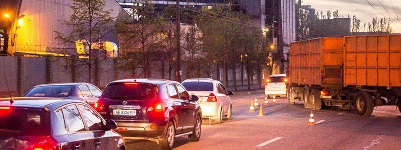 На Сичеславской Набережной возле завода "Олейна" фура и Audi не поделили дорогу: образовалась пробка