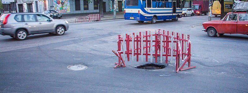 Эпидемия "черных дыр": в Днепре продолжает проваливаться асфальт