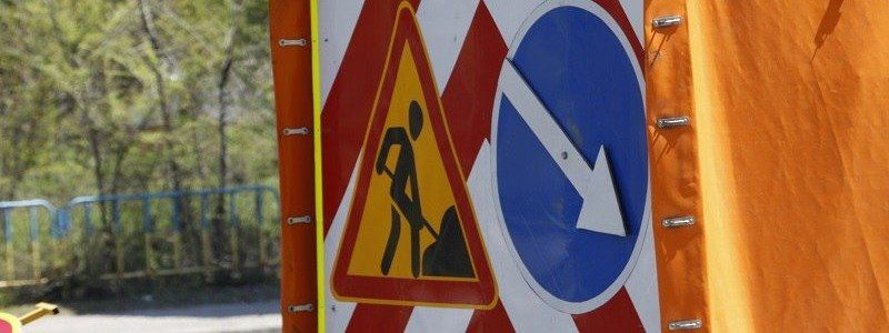 Меньше нарушений и ДТП: на Запорожском шоссе наносят разметку по новым технологиям