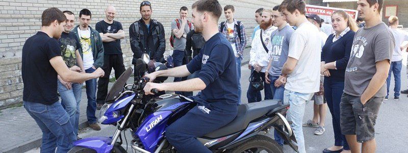 В Днепре провели бесплатный урок для мотолюбителей