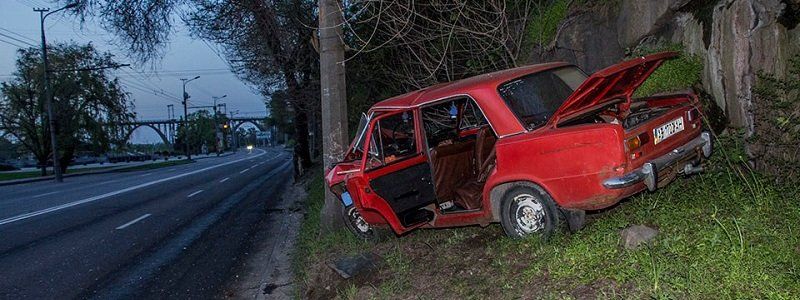 ДТП на Сичеславской набережной: ВАЗ врезался в столб