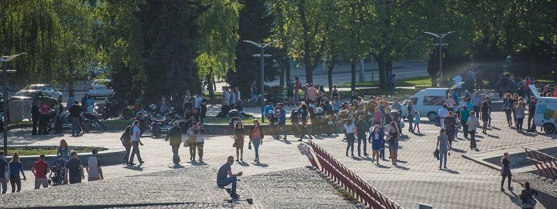 Весна в Днепре: шашлыки на улице, прогулки и девушки в юбках