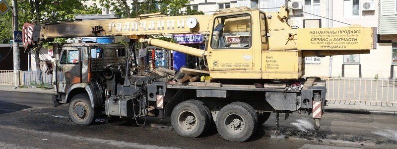Пожар на проспекте Поля: посреди дороги загорелся кран