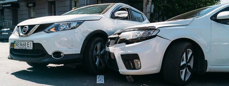 ДТП на Яворницкого: девушки на Nissan и KIA не поделили дорогу