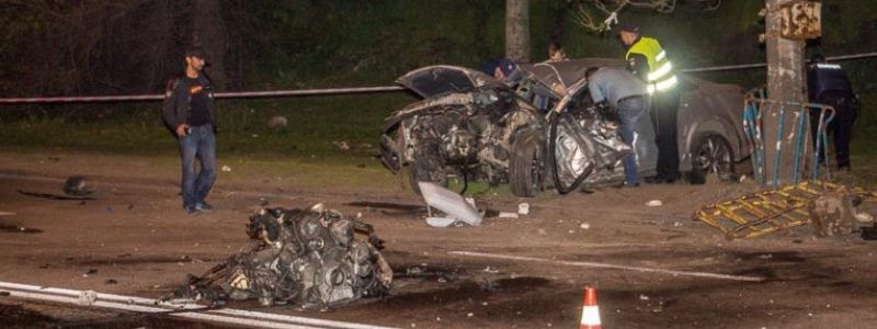 Жуткая авария на Набережной: у Audi от удара вылетел двигатель