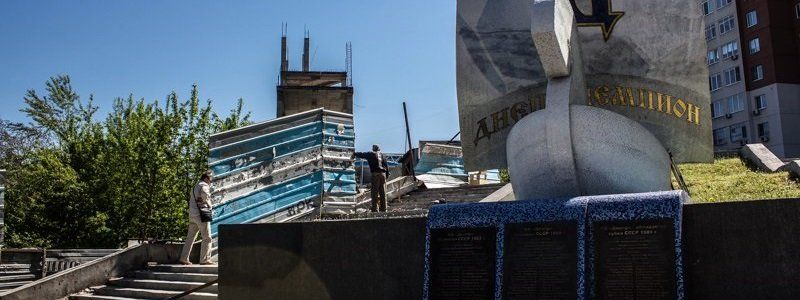 Павший воин снова в строю: на бульваре Кучеревского ставят на место заваленный забор