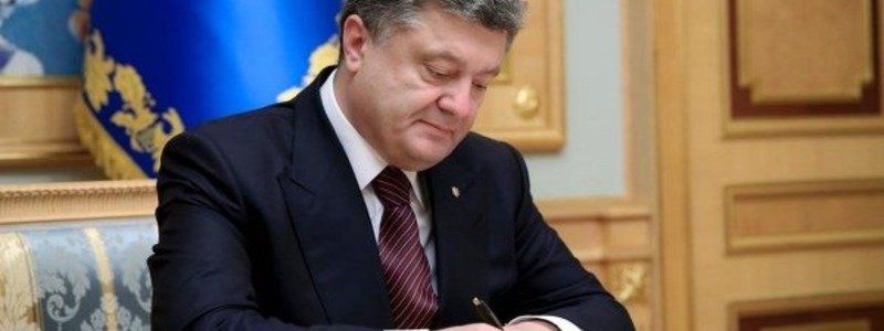 Порошенко поздравил нового президента Франции с победой на выборах