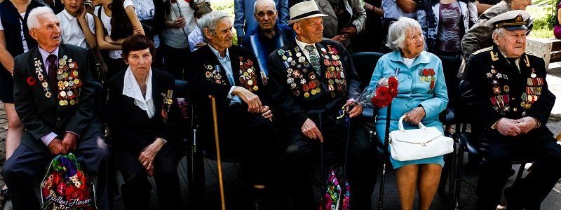В Днепре открыли памятный знак курсантам Днепропетровского артиллерийского училища