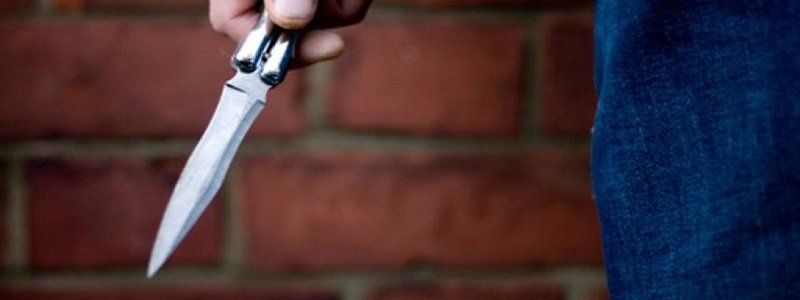 В Днепре двое мужчин с ножами напали на девочек-подростков