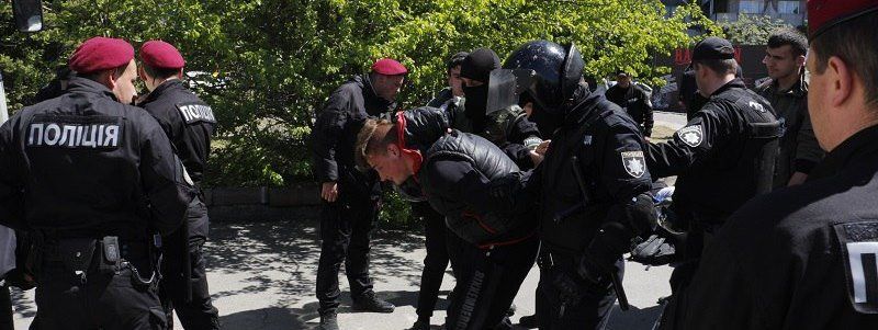 Драка возле цирка в Днепре: полиция, дубинки и крики горожан