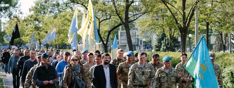 Полиция, активисты с овчарками и люди в форме: что происходит в центре Днепра
