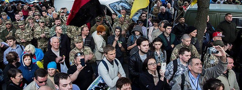Сотни людей в камуфляжной форме, флаги и плакаты: как протестуют под стенами управления полиции