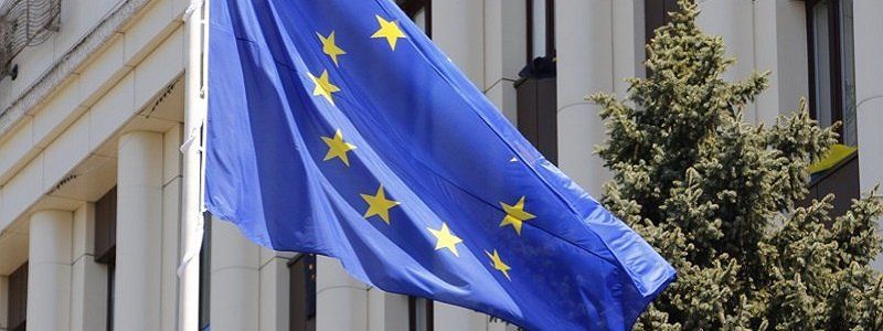 В центре Днепра торжественно подняли флаги Украины и Евросоюза