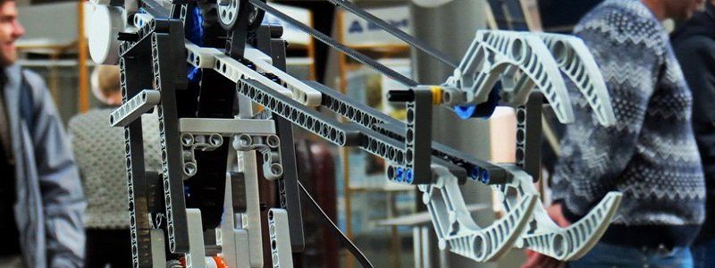 Гаджеты, машинки и гонки на скорость: в Днепре прошел фестиваль робототехники