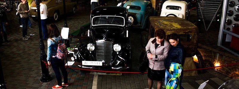 Ретро-автомобили, свечи и оловянные фигурки: ночь музеев в техническом музее "Машины времени"