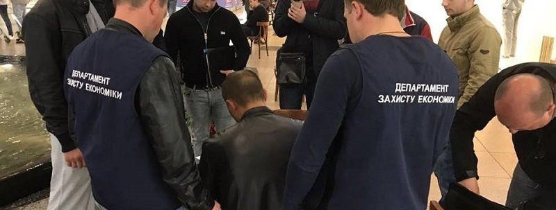 На Днепропетровщине директор коммунального предприятия и его зам попались на крупной взятке