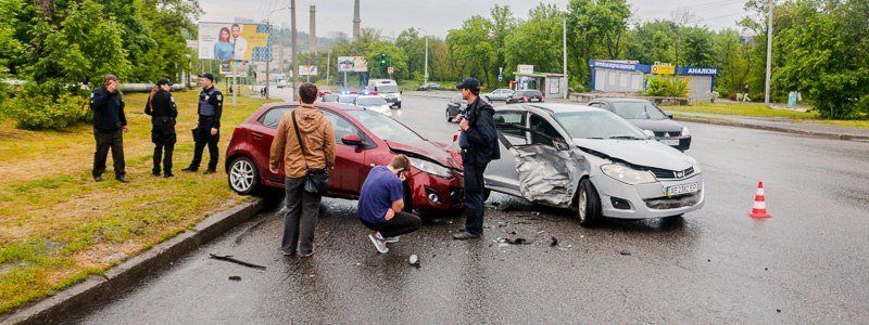 На Космической ЗАЗ Forza въехал в Mazda: есть пострадавшие