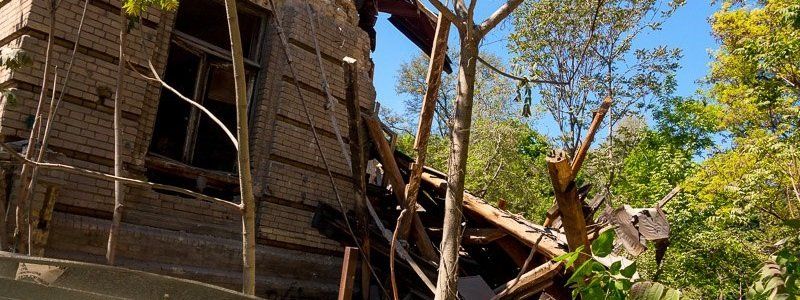 В центре Днепра обрушилась часть заброшенной больницы Красного Креста