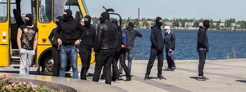 Десятки людей в балаклавах: что происходило на Фестивальном причале