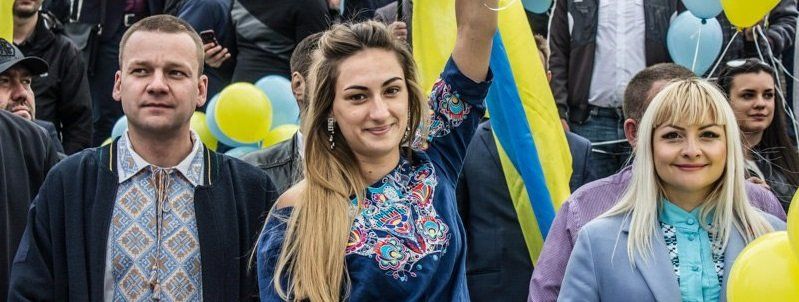 На Фестивальном причале провели флешмоб ко Дню вышиванки