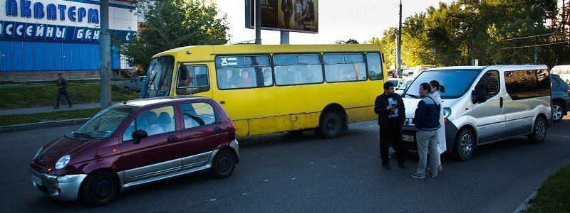 Новые знаки - новые проблемы: на кольце возле Дафи столкнулись Daewoo и Renault