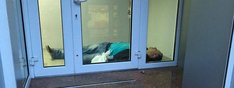 Мужчина без сознания в Альфа-Банке, полиция и скорая: что происходило на проспекте Поля