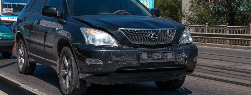 На Старом мосту столкнулись Lexus и Mitsubishi: образовалась пробка