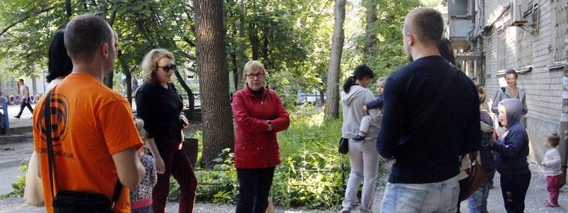 Синдром Плюшкина: в одной из многоэтажек Днепра женщина отравляет жизнь соседям