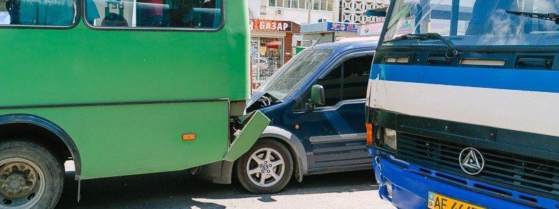 На Рабочей столкнулись Ford, маршрутка и автобус с детьми