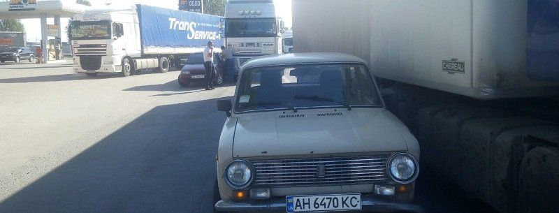 На Донецком шоссе возле ТЦ "Караван" произошло сразу две аварии с фурами